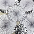 Conjunto de abanico de papel de arte de 8 pliegue papel hecho a mano de plata para las decoraciones de boda